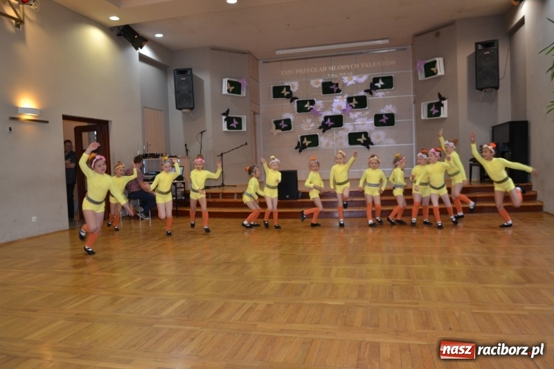 Zdjęcie w galerii na portalu naszraciborz.pl: Taniec i recytacja. Młode talenty na scenie w Tworkowie wiadomości z regionu