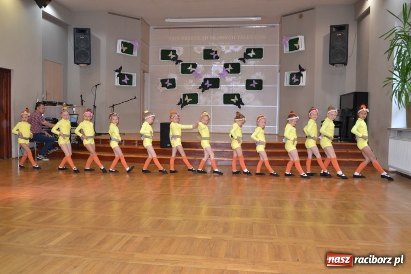 Zdjęcie w galerii na portalu naszraciborz.pl: Taniec i recytacja. Młode talenty na scenie w Tworkowie wiadomości z regionu