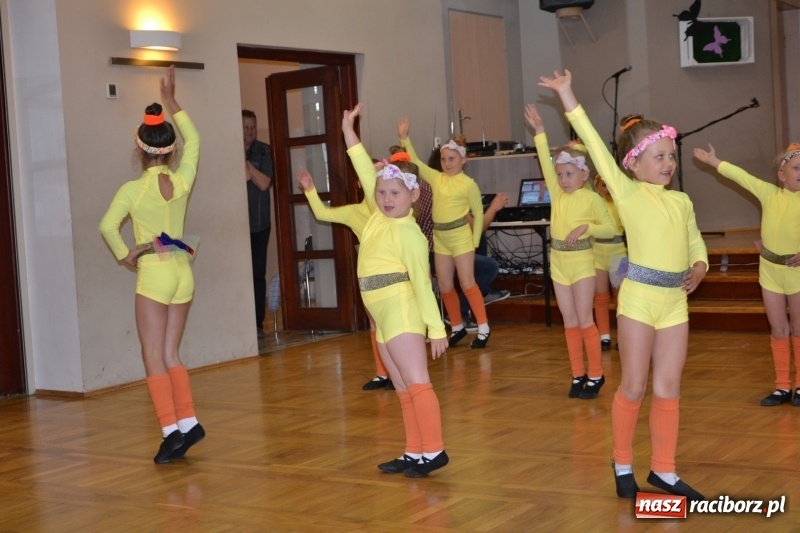 Zdjęcie w galerii na portalu naszraciborz.pl: Taniec i recytacja. Młode talenty na scenie w Tworkowie wiadomości z regionu