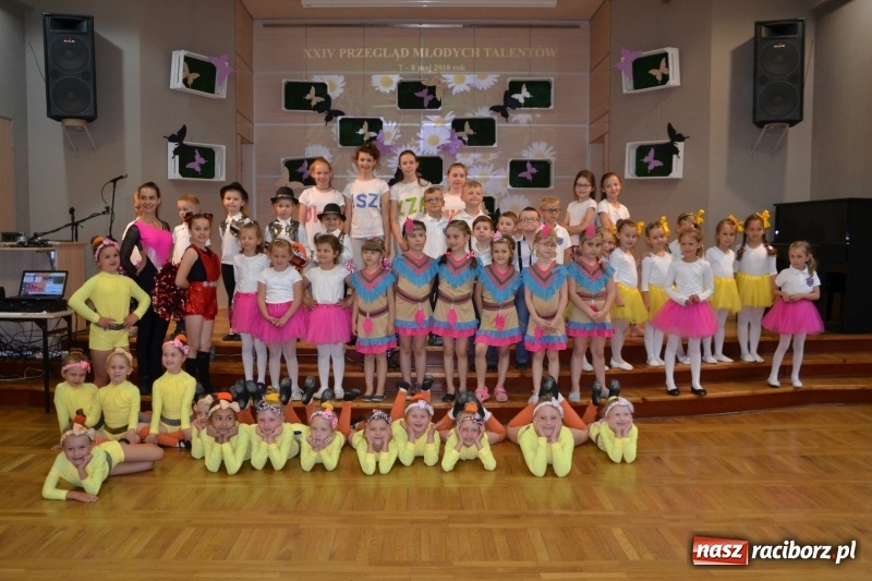 Zdjęcie w galerii na portalu naszraciborz.pl: Taniec i recytacja. Młode talenty na scenie w Tworkowie wiadomości z regionu
