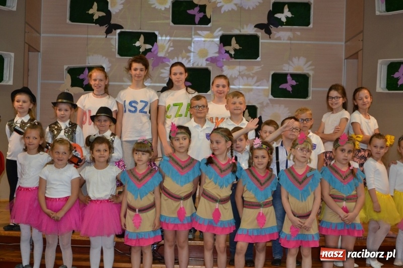 Zdjęcie w galerii na portalu naszraciborz.pl: Taniec i recytacja. Młode talenty na scenie w Tworkowie wiadomości z regionu
