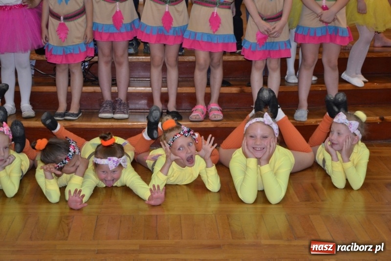 Zdjęcie w galerii na portalu naszraciborz.pl: Taniec i recytacja. Młode talenty na scenie w Tworkowie wiadomości z regionu
