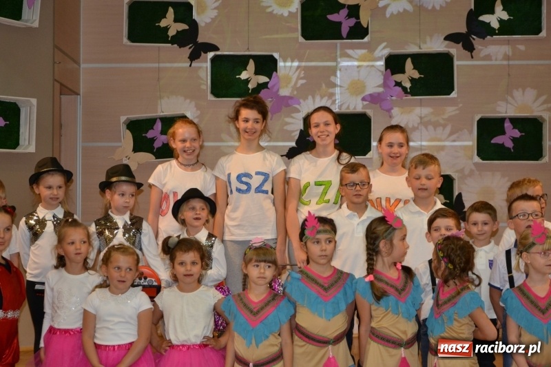 Zdjęcie w galerii na portalu naszraciborz.pl: Taniec i recytacja. Młode talenty na scenie w Tworkowie wiadomości z regionu