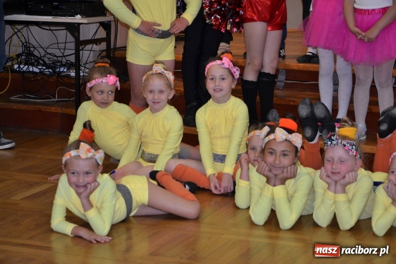 Zdjęcie w galerii na portalu naszraciborz.pl: Taniec i recytacja. Młode talenty na scenie w Tworkowie wiadomości z regionu