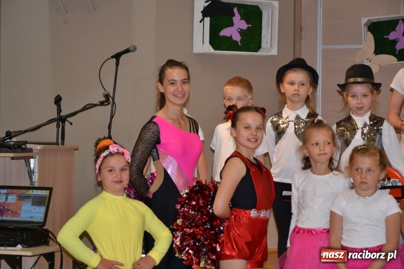 Zdjęcie w galerii na portalu naszraciborz.pl: Taniec i recytacja. Młode talenty na scenie w Tworkowie wiadomości z regionu