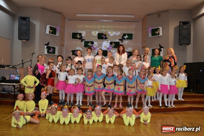 Zdjęcie w galerii na portalu naszraciborz.pl: Taniec i recytacja. Młode talenty na scenie w Tworkowie wiadomości z regionu