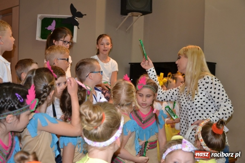 Zdjęcie w galerii na portalu naszraciborz.pl: Taniec i recytacja. Młode talenty na scenie w Tworkowie wiadomości z regionu