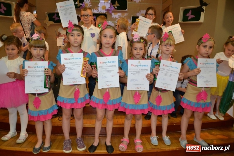 Zdjęcie w galerii na portalu naszraciborz.pl: Taniec i recytacja. Młode talenty na scenie w Tworkowie wiadomości z regionu