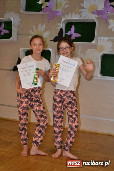 Zdjęcie w galerii na portalu naszraciborz.pl: Taniec i recytacja. Młode talenty na scenie w Tworkowie wiadomości z regionu