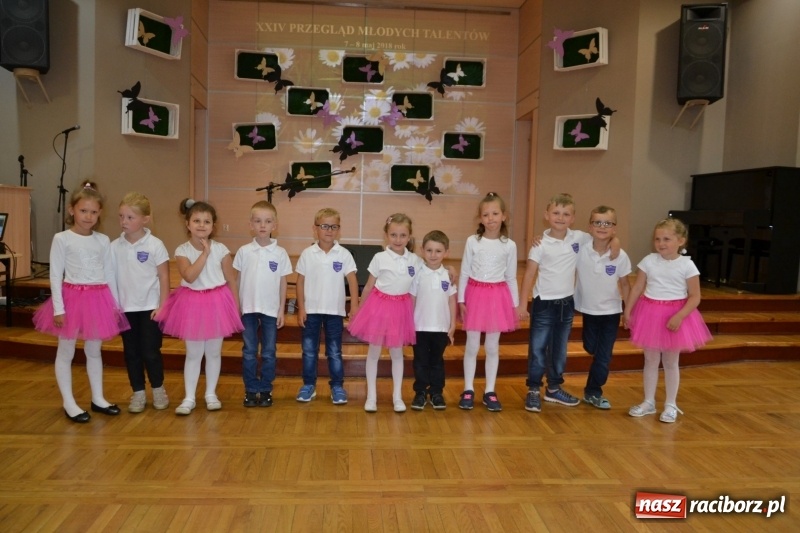 Zdjęcie w galerii na portalu naszraciborz.pl: Taniec i recytacja. Młode talenty na scenie w Tworkowie wiadomości z regionu