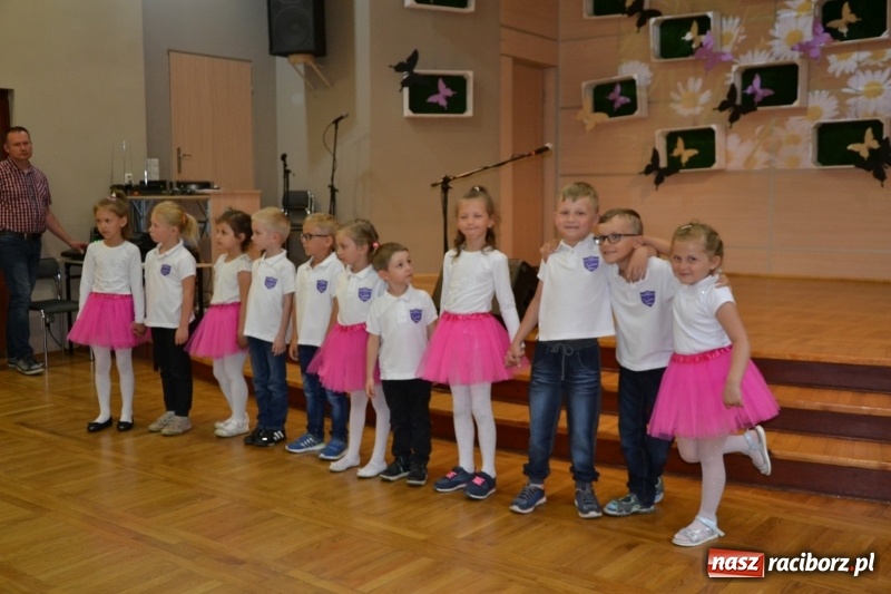 Zdjęcie w galerii na portalu naszraciborz.pl: Taniec i recytacja. Młode talenty na scenie w Tworkowie wiadomości z regionu