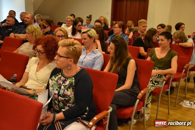 Zdjęcie w galerii na portalu naszraciborz.pl: Moje BEZPIECZNE(?) Dziecko – nauczyciele dyskutowali na zamku wiadomości z regionu