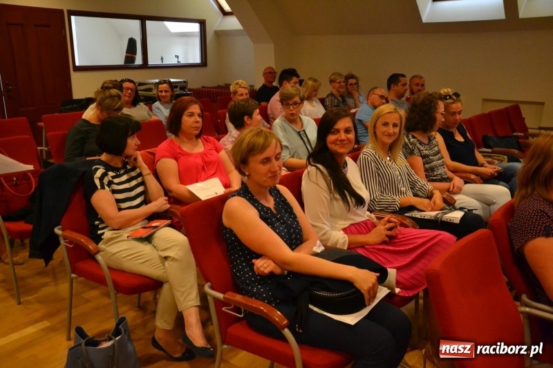 Zdjęcie w galerii na portalu naszraciborz.pl: Moje BEZPIECZNE(?) Dziecko – nauczyciele dyskutowali na zamku wiadomości z regionu