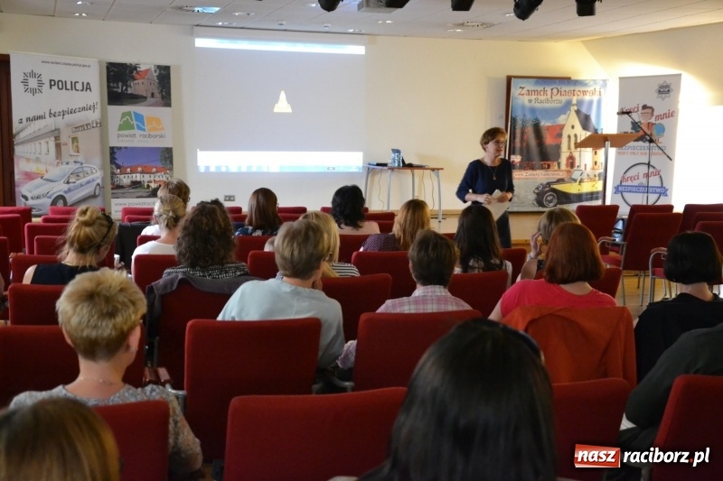 Zdjęcie w galerii na portalu naszraciborz.pl: Moje BEZPIECZNE(?) Dziecko – nauczyciele dyskutowali na zamku wiadomości z regionu