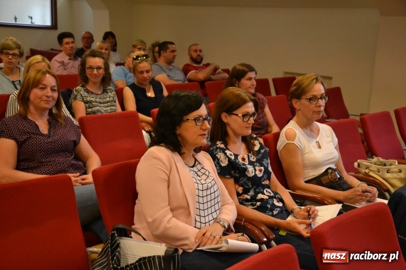 Zdjęcie w galerii na portalu naszraciborz.pl: Moje BEZPIECZNE(?) Dziecko – nauczyciele dyskutowali na zamku wiadomości z regionu