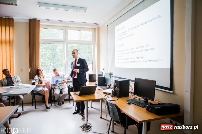 Zdjęcie w galerii na portalu naszraciborz.pl: Zrównoważony rozwój jako miernik postępu. Dyskusja panelowa w PWSZ wiadomości z regionu