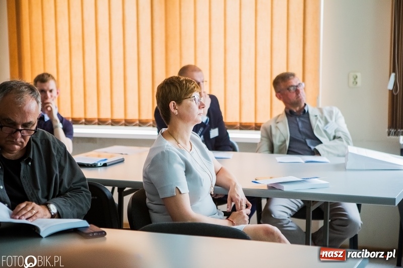 Zdjęcie w galerii na portalu naszraciborz.pl: Zrównoważony rozwój jako miernik postępu. Dyskusja panelowa w PWSZ wiadomości z regionu
