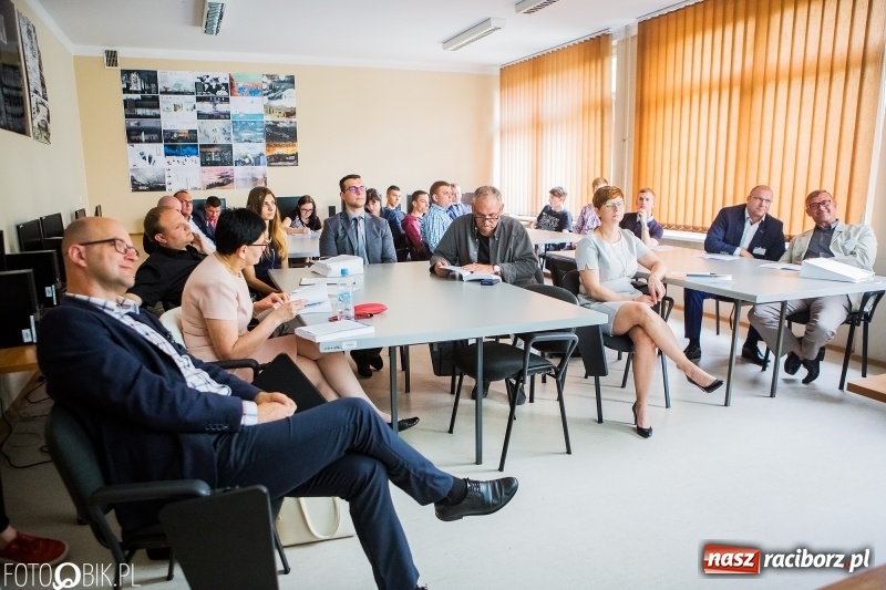 Zdjęcie w galerii na portalu naszraciborz.pl: Zrównoważony rozwój jako miernik postępu. Dyskusja panelowa w PWSZ wiadomości z regionu