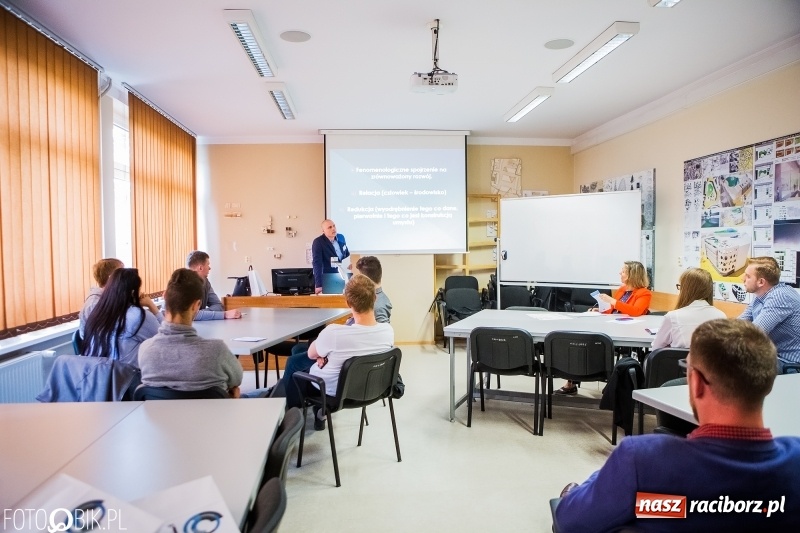 Zdjęcie w galerii na portalu naszraciborz.pl: Zrównoważony rozwój jako miernik postępu. Dyskusja panelowa w PWSZ wiadomości z regionu