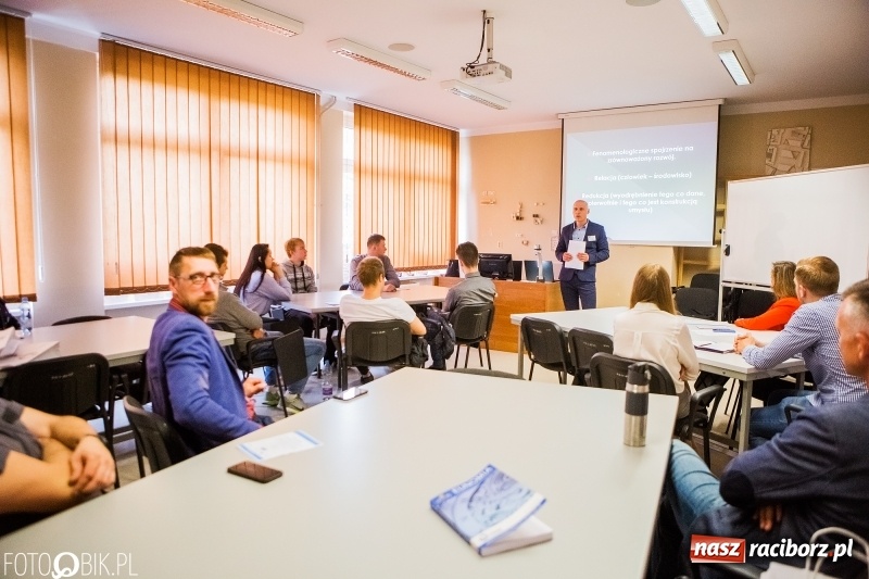 Zdjęcie w galerii na portalu naszraciborz.pl: Zrównoważony rozwój jako miernik postępu. Dyskusja panelowa w PWSZ wiadomości z regionu