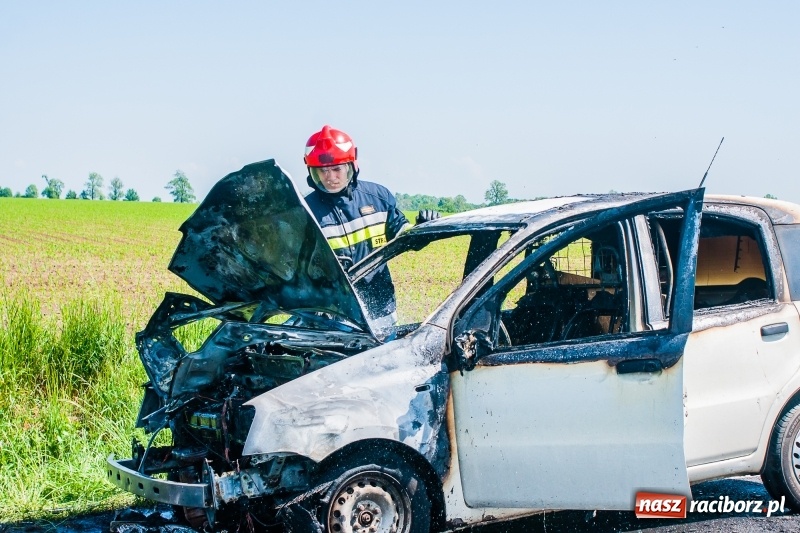 Zdjęcie w galerii na portalu naszraciborz.pl: Fiat panda spłonął na drodze Wojnowice-Lekartów wiadomości z regionu