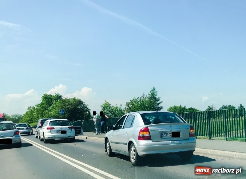 Zdjęcie w galerii na portalu naszraciborz.pl: Kolizja trzech pojazdów na moście. Rybnicka od razu stanęła w korkach wiadomości z regionu