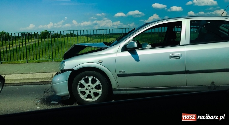 Zdjęcie w galerii na portalu naszraciborz.pl: Kolizja trzech pojazdów na moście. Rybnicka od razu stanęła w korkach wiadomości z regionu