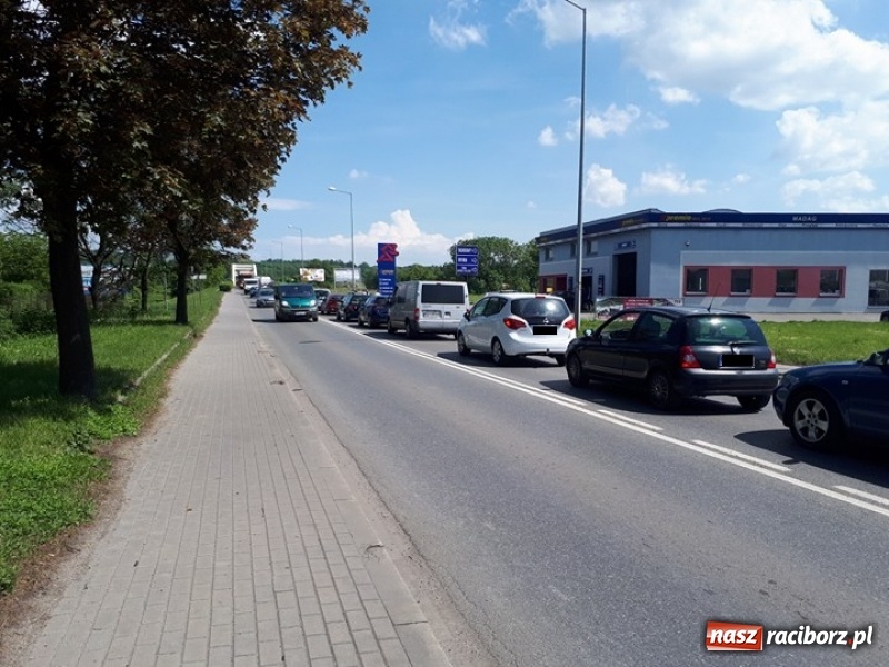 Zdjęcie w galerii na portalu naszraciborz.pl: Kolizja trzech pojazdów na moście. Rybnicka od razu stanęła w korkach wiadomości z regionu