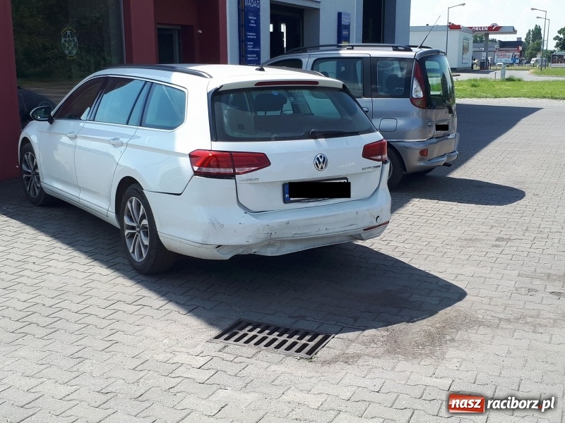 Zdjęcie w galerii na portalu naszraciborz.pl: Kolizja trzech pojazdów na moście. Rybnicka od razu stanęła w korkach wiadomości z regionu