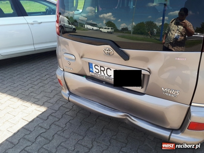 Zdjęcie w galerii na portalu naszraciborz.pl: Kolizja trzech pojazdów na moście. Rybnicka od razu stanęła w korkach wiadomości z regionu