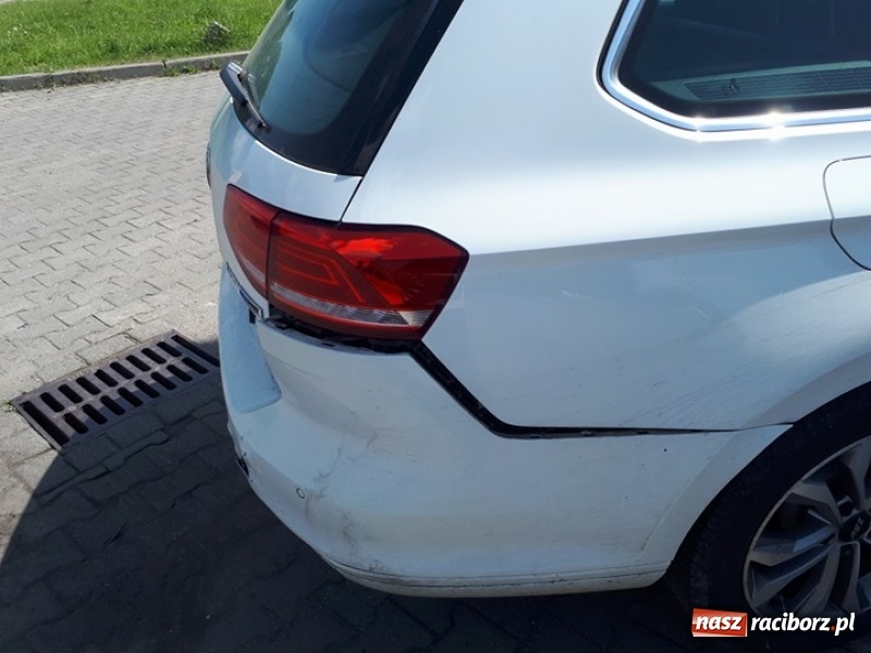 Zdjęcie w galerii na portalu naszraciborz.pl: Kolizja trzech pojazdów na moście. Rybnicka od razu stanęła w korkach wiadomości z regionu