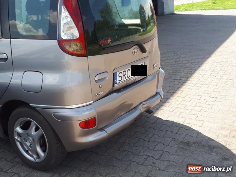 Zdjęcie w galerii na portalu naszraciborz.pl: Kolizja trzech pojazdów na moście. Rybnicka od razu stanęła w korkach wiadomości z regionu