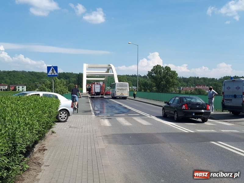 Zdjęcie w galerii na portalu naszraciborz.pl: Kolizja trzech pojazdów na moście. Rybnicka od razu stanęła w korkach wiadomości z regionu