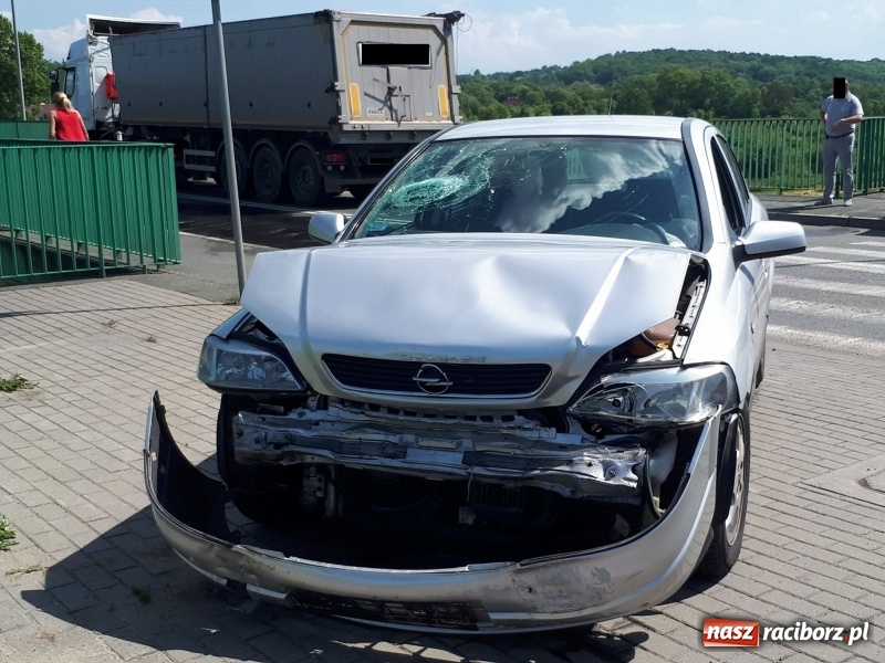 Zdjęcie w galerii na portalu naszraciborz.pl: Kolizja trzech pojazdów na moście. Rybnicka od razu stanęła w korkach wiadomości z regionu