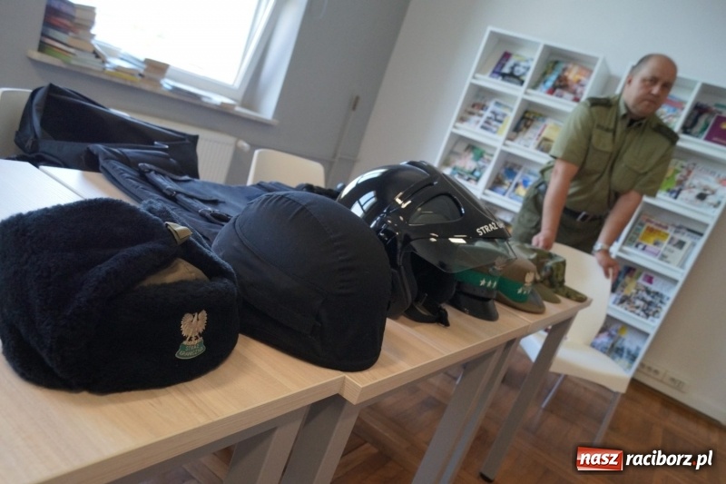 Zdjęcie w galerii na portalu naszraciborz.pl: Kajdanki, kaski i kamizelki w bibliotece w Nędzy. Straż graniczna na Tygodniu Bibliotek wiadomości z regionu