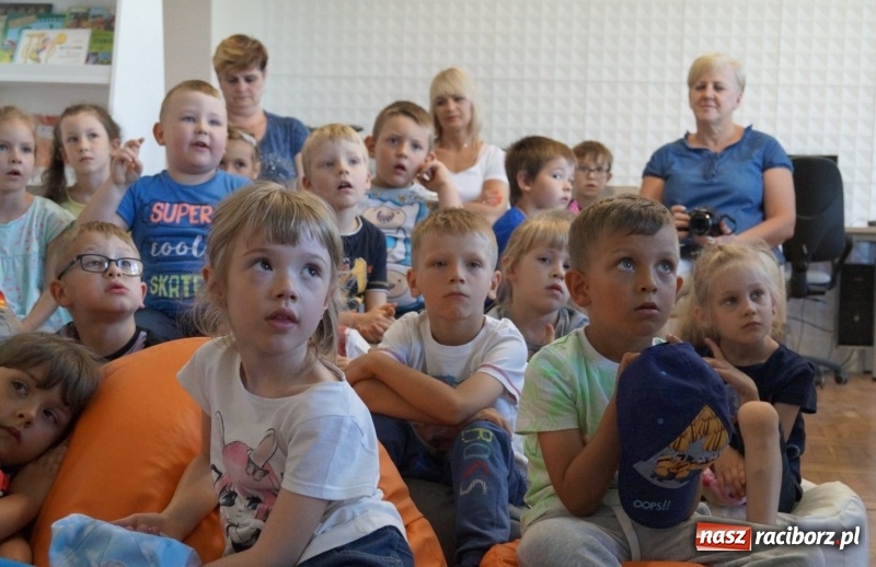 Zdjęcie w galerii na portalu naszraciborz.pl: Kajdanki, kaski i kamizelki w bibliotece w Nędzy. Straż graniczna na Tygodniu Bibliotek wiadomości z regionu