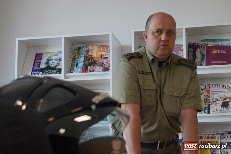 Zdjęcie w galerii na portalu naszraciborz.pl: Kajdanki, kaski i kamizelki w bibliotece w Nędzy. Straż graniczna na Tygodniu Bibliotek wiadomości z regionu