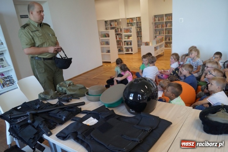 Zdjęcie w galerii na portalu naszraciborz.pl: Kajdanki, kaski i kamizelki w bibliotece w Nędzy. Straż graniczna na Tygodniu Bibliotek wiadomości z regionu