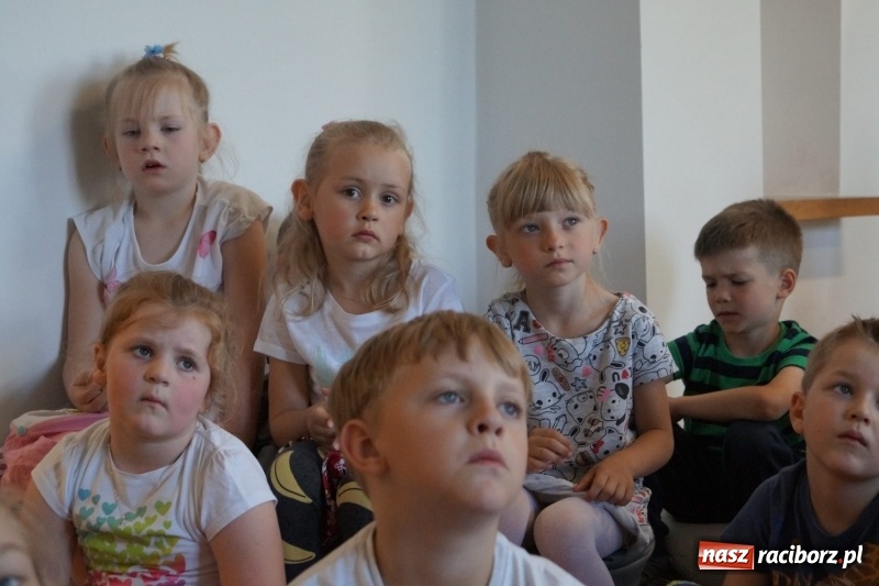 Zdjęcie w galerii na portalu naszraciborz.pl: Kajdanki, kaski i kamizelki w bibliotece w Nędzy. Straż graniczna na Tygodniu Bibliotek wiadomości z regionu