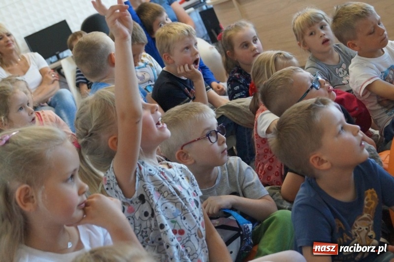 Zdjęcie w galerii na portalu naszraciborz.pl: Kajdanki, kaski i kamizelki w bibliotece w Nędzy. Straż graniczna na Tygodniu Bibliotek wiadomości z regionu