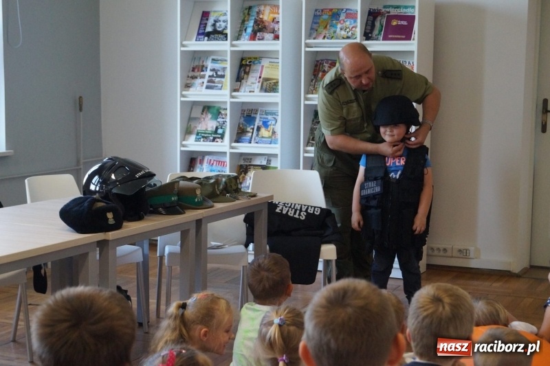 Zdjęcie w galerii na portalu naszraciborz.pl: Kajdanki, kaski i kamizelki w bibliotece w Nędzy. Straż graniczna na Tygodniu Bibliotek wiadomości z regionu