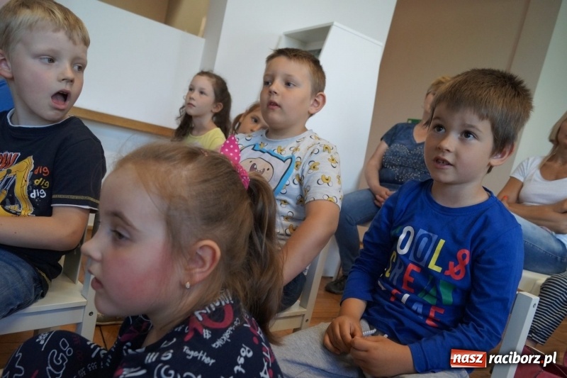 Zdjęcie w galerii na portalu naszraciborz.pl: Kajdanki, kaski i kamizelki w bibliotece w Nędzy. Straż graniczna na Tygodniu Bibliotek wiadomości z regionu