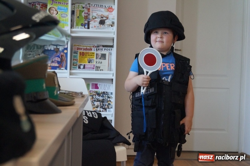 Zdjęcie w galerii na portalu naszraciborz.pl: Kajdanki, kaski i kamizelki w bibliotece w Nędzy. Straż graniczna na Tygodniu Bibliotek wiadomości z regionu