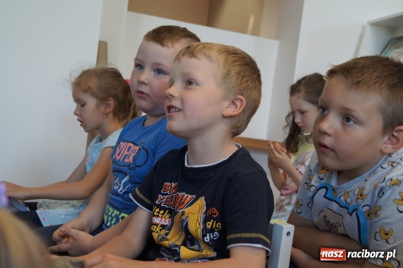 Zdjęcie w galerii na portalu naszraciborz.pl: Kajdanki, kaski i kamizelki w bibliotece w Nędzy. Straż graniczna na Tygodniu Bibliotek wiadomości z regionu