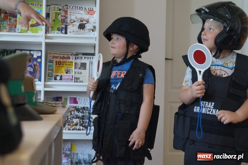 Zdjęcie w galerii na portalu naszraciborz.pl: Kajdanki, kaski i kamizelki w bibliotece w Nędzy. Straż graniczna na Tygodniu Bibliotek wiadomości z regionu