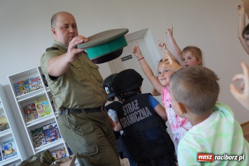 Zdjęcie w galerii na portalu naszraciborz.pl: Kajdanki, kaski i kamizelki w bibliotece w Nędzy. Straż graniczna na Tygodniu Bibliotek wiadomości z regionu