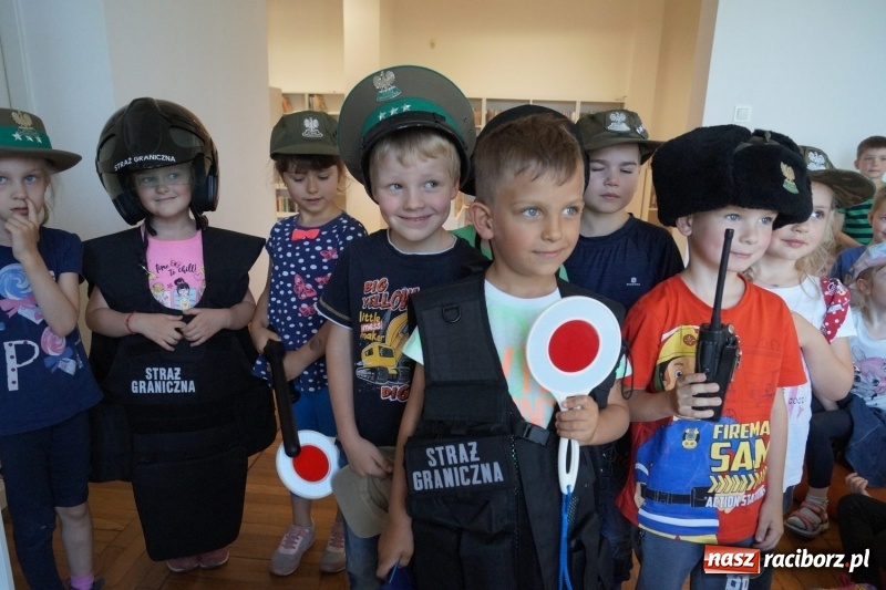 Zdjęcie w galerii na portalu naszraciborz.pl: Kajdanki, kaski i kamizelki w bibliotece w Nędzy. Straż graniczna na Tygodniu Bibliotek wiadomości z regionu