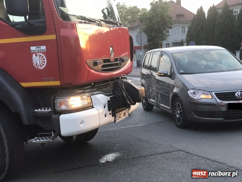 Zdjęcie w galerii na portalu naszraciborz.pl: Zderzenie volkswagena ze skuterem na Głubczyckiej  wiadomości z regionu