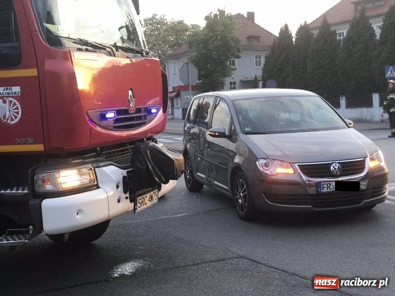 Zdjęcie w galerii na portalu naszraciborz.pl: Zderzenie volkswagena ze skuterem na Głubczyckiej  wiadomości z regionu