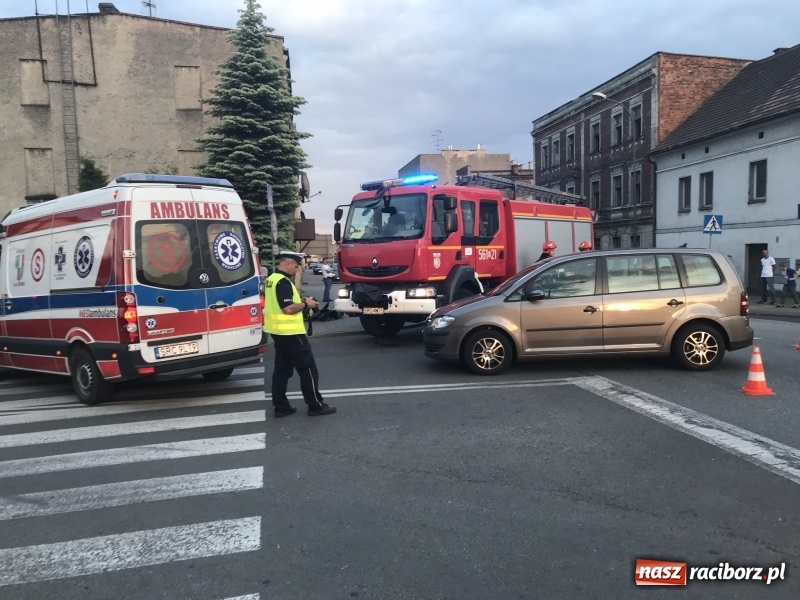 Zdjęcie w galerii na portalu naszraciborz.pl: Zderzenie volkswagena ze skuterem na Głubczyckiej  wiadomości z regionu